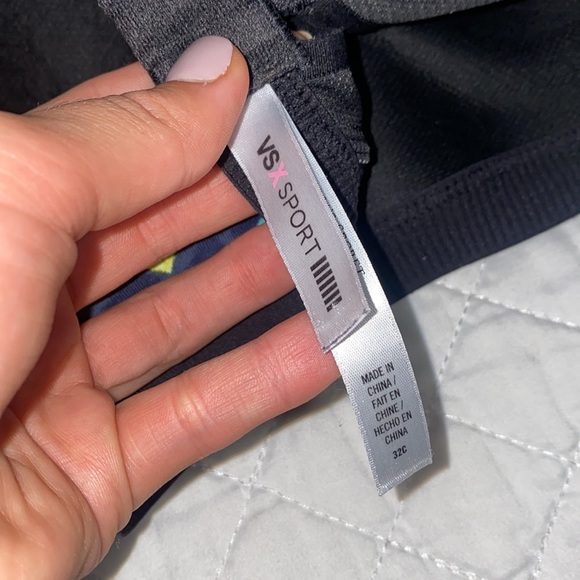 Victoria's Secret - VSX sports Bra - Picture 5 of 7